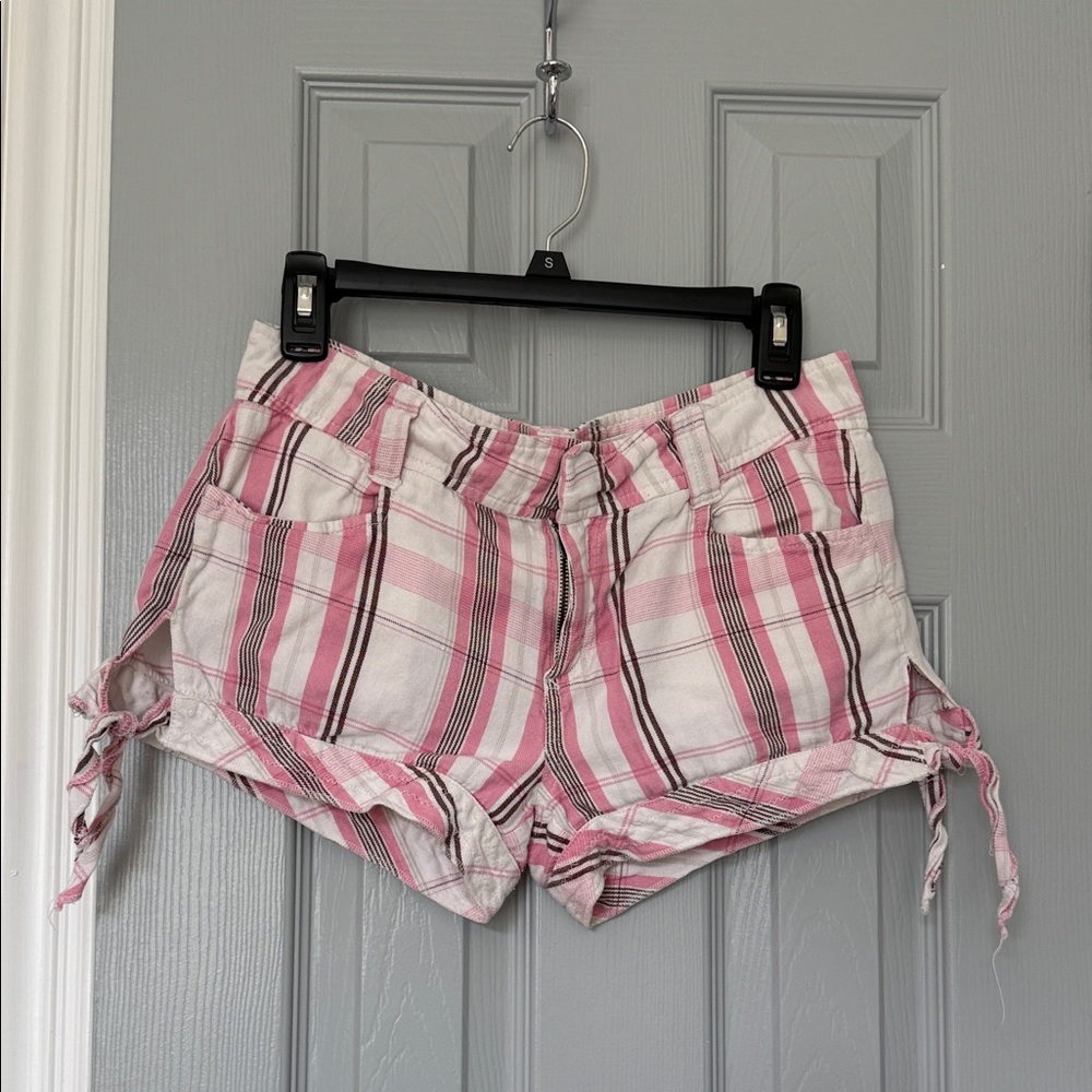 Wurl Pink Plaid Women's Cargo Shorts